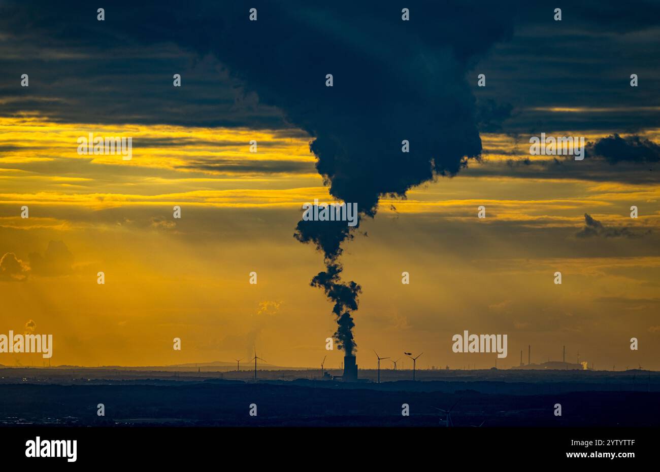 Luftaufnahme, EON-Kraftwerk Datteln 4 der Uniper Kraftwerke GmbH, Sonnenuntergang, Hintergrundlicht-Schattenspiel, Emission, mit rauchendem Kühlturm am Dortmund- Stockfoto