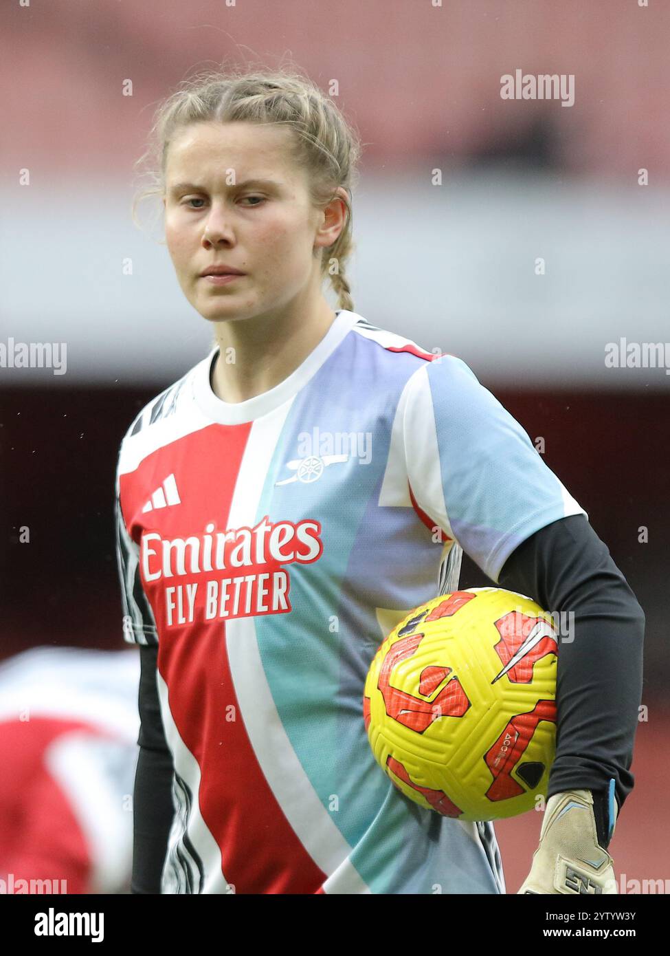 North London, Großbritannien. 8. Dezember 2024. Naomi Williams von Arsenal bereitet sich vor dem Spiel der Barclays Women's Super League zwischen Arsenal und Aston Villa im Emirates Stadium auf. Quelle: Jay Patel/Alamy Live News Stockfoto