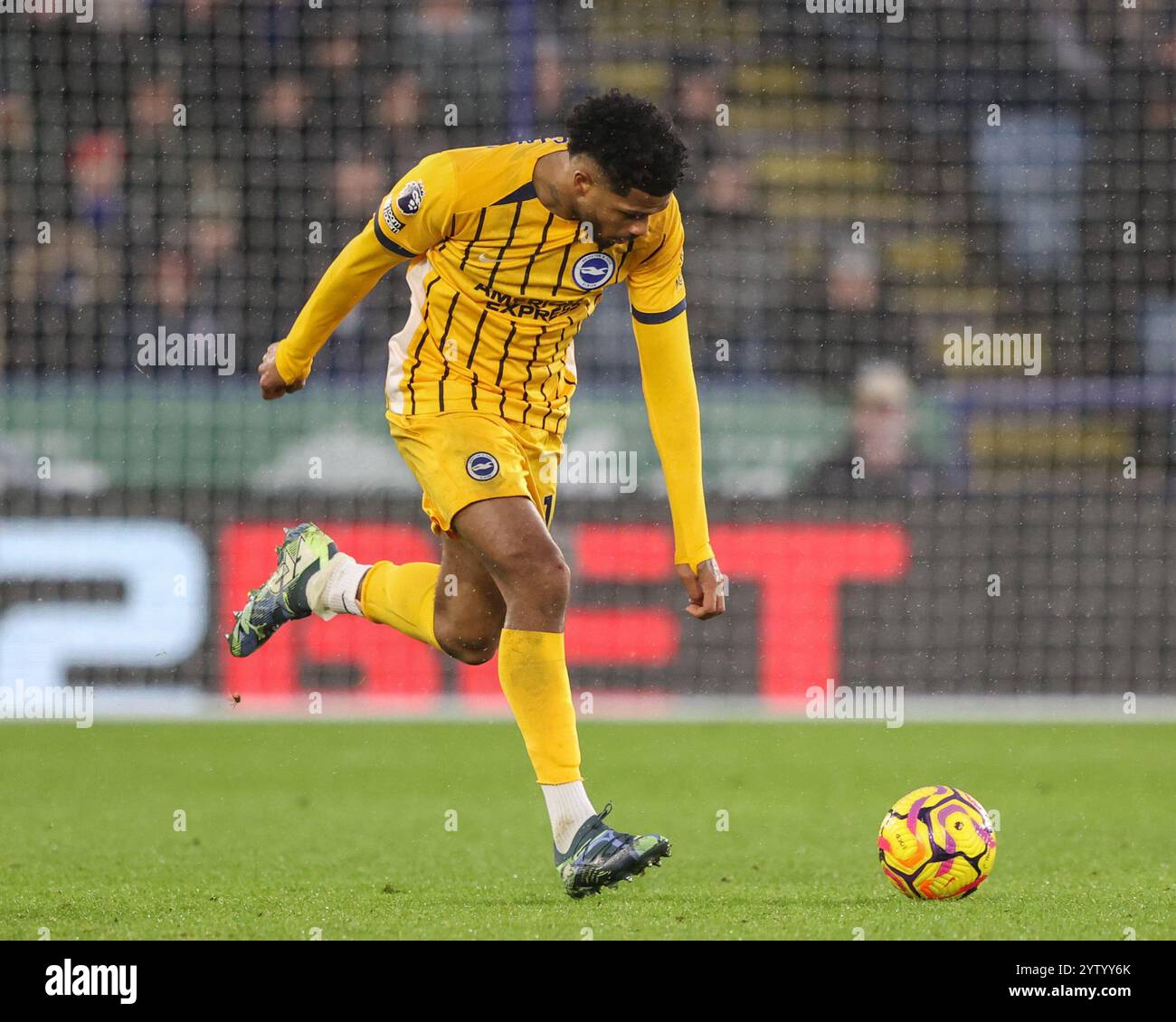 Leicester, Großbritannien. Dezember 2024. Georginio Rutter aus Brighton & Hove Albion bricht mit dem Ball während des Premier League-Spiels Leicester City gegen Brighton und Hove Albion im King Power Stadium, Leicester, Vereinigtes Königreich, 8. Dezember 2024 (Foto: Alfie Cosgrove/News Images) in Leicester, Vereinigtes Königreich am 8. Dezember 2024. (Foto: Alfie Cosgrove/News Images/SIPA USA) Credit: SIPA USA/Alamy Live News Stockfoto