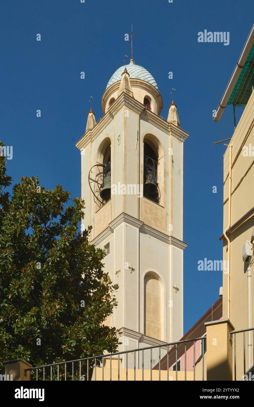 Ein detaillierter Blick auf den historischen Glockenturm der Kirche Nostra Signora della Concordia im Jachthafen Albissola mit seiner unverwechselbaren Kuppel und Glocken, gerahmt b Stockfoto