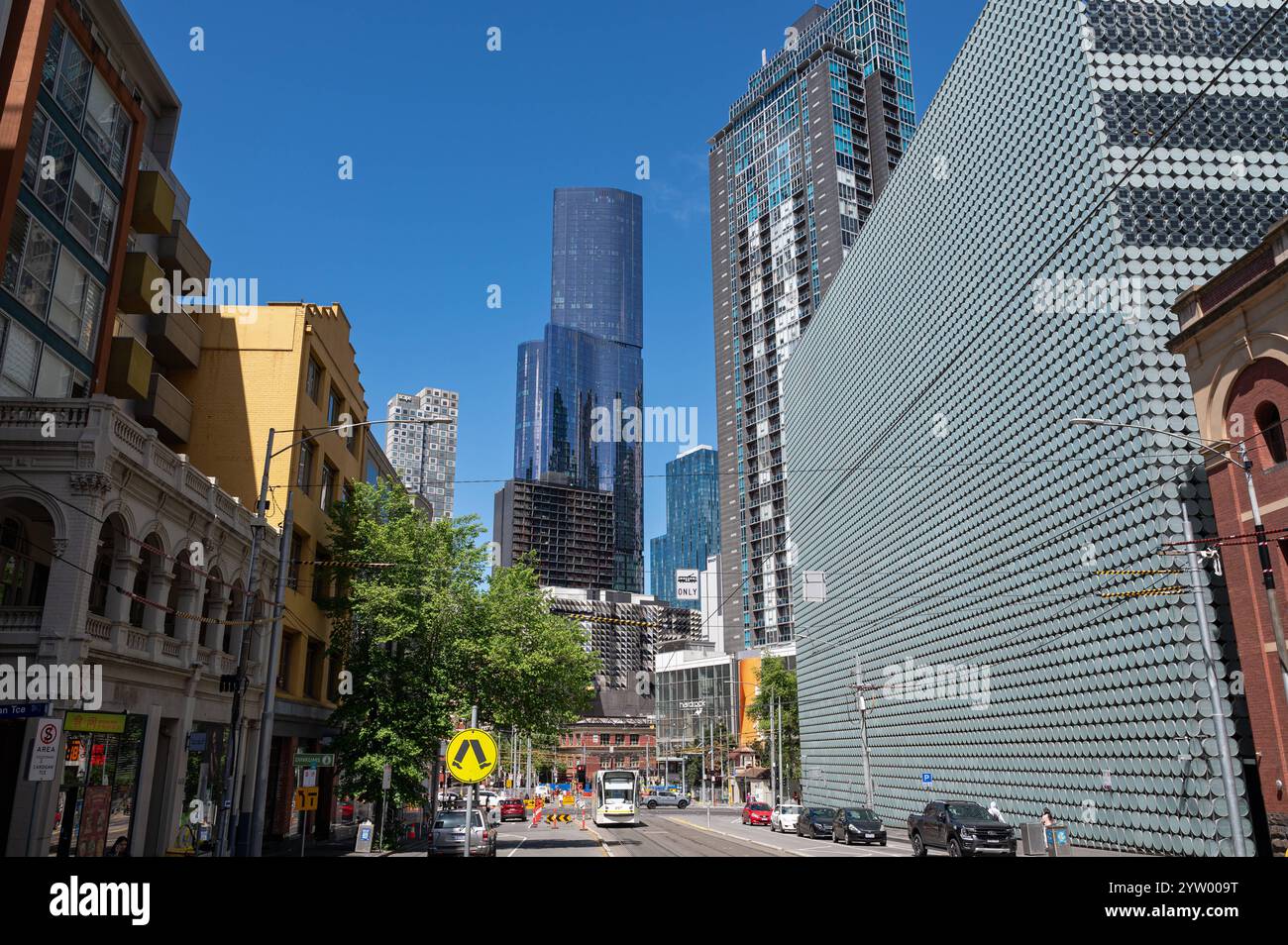 25.10.2024, Melbourne, Victoria, Australien - Blick nach Sueden entlang der Swanston Street auf die Skyline des Melbourne CBD Geschaeftszentrums mit dem Wolkenkratzer Aurora Melbourne Central, einem 270,5 m hoher Wohnturm im Herzen der Stadt. Es ist das dritthoechste Gebaeude in Melbourne und das fuenfthoechste in Australien und wurde vom ortsansaessigen Architekturbuero Elenberg Fraser Architects entworfen. *** 25 10 2024, Melbourne, Victoria, Australien Blick nach Süden entlang der Swanston Street in Richtung der Skyline des Geschäftszentrums Melbourne mit dem Aurora Melbourne Central Wolkenkratzer, A Stockfoto