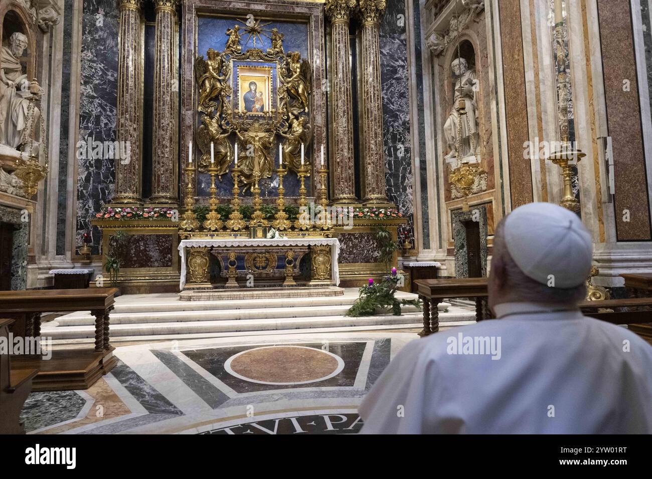 Rom, Italien. Dezember 2024. **NO LIBRI** Italien, Rom, 2024/12/8 . Papst Franziskus ging in die Basilika Santa Maria Maggiore, um vor der Marienfigur „Salus Populi Romani“ in Rom zu beten. Foto von VATIKANISCHEN MEDIEN/Katholische Presse Fotoausweis: Unabhängige Fotoagentur/Alamy Live News Stockfoto