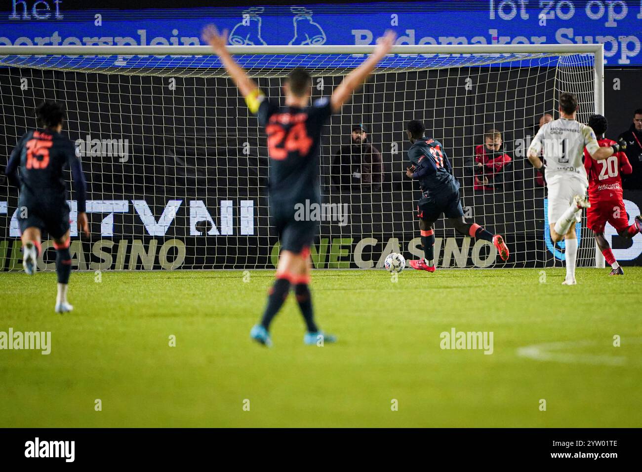 ALMERE, NIEDERLANDE - 8. DEZEMBER: Noah Ohio vom FC Utrecht feiert, nachdem er sein Team beim niederländischen Eredivisie-Spiel zwischen Almere City FC und FC Utrecht am 8. Dezember 2024 im Yanmar Stadion in Almere, Niederlande, das dritte Tor erzielte. (Foto: Andre Weening/Orange Pictures) Stockfoto