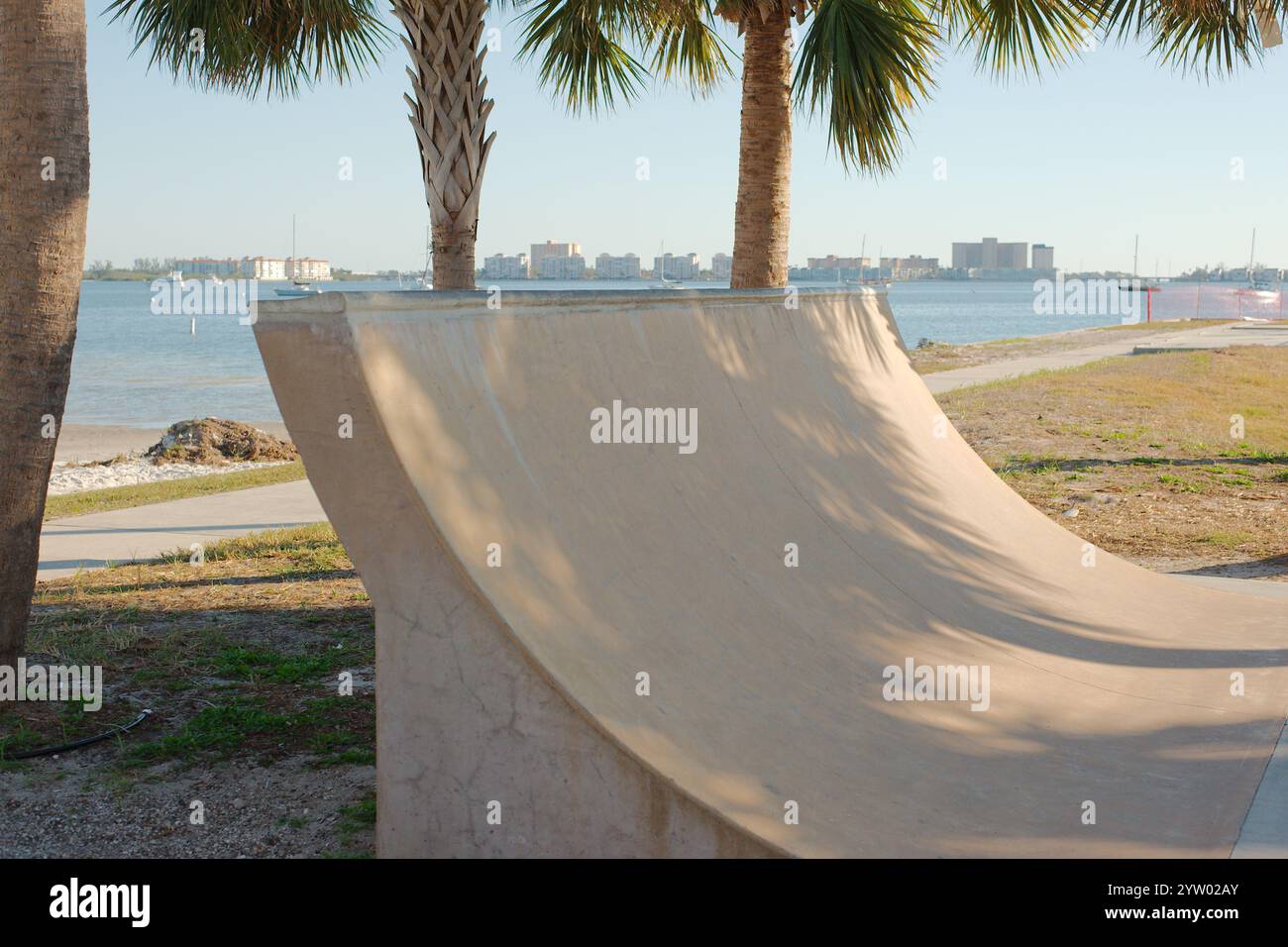 Skate Park im Gulfport Recreation Center Half Pipes, Geländer, Palmen, Funboxes, Vert Rampen, Treppensätze, Viertelrohre, Leisten, Wirbelsäulentransfe Stockfoto Skate Park im Gulfport Recreation Center Half Pipes, Geländer, Palmen, Funboxes, Vert Rampen, Treppensätze, Viertelrohre, Leisten, Wirbelsäulentransfe Stockfoto