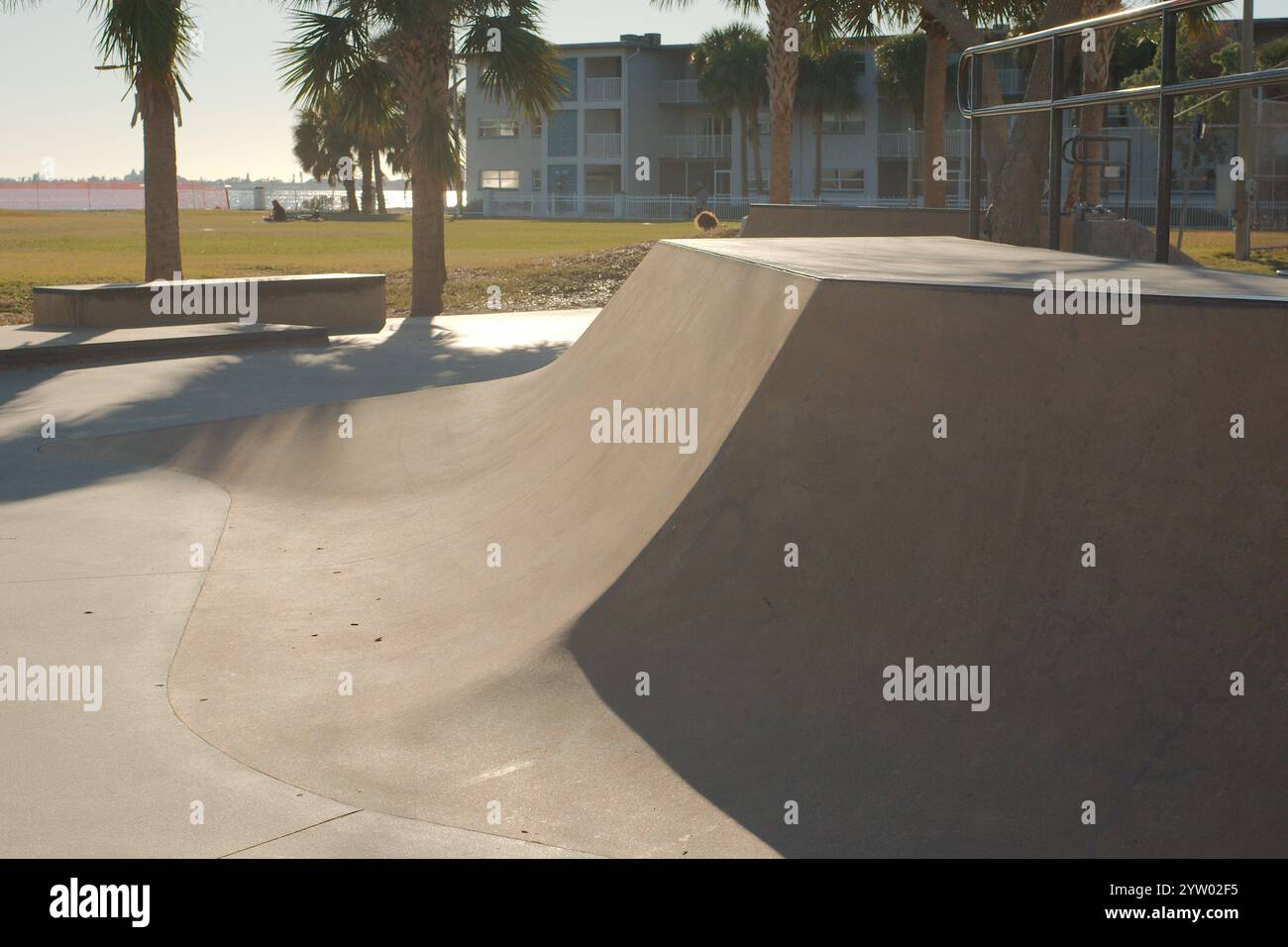 Skate Park im Gulfport Recreation Center Half Pipes, Geländer, Palmen, Funboxes, Vert Rampen, Treppensätze, Viertelrohre, Leisten, Wirbelsäulentransfe Stockfoto Skate Park im Gulfport Recreation Center Half Pipes, Geländer, Palmen, Funboxes, Vert Rampen, Treppensätze, Viertelrohre, Leisten, Wirbelsäulentransfe Stockfoto