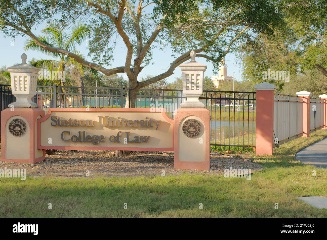 Redaktionelle Verwendung Nur Am 7. Dezember 2024. Gulfport, FL, USA. Schild für Stetson University College of Law auf der Straße. Floridas erste Jurastudium. Führend Stockfoto