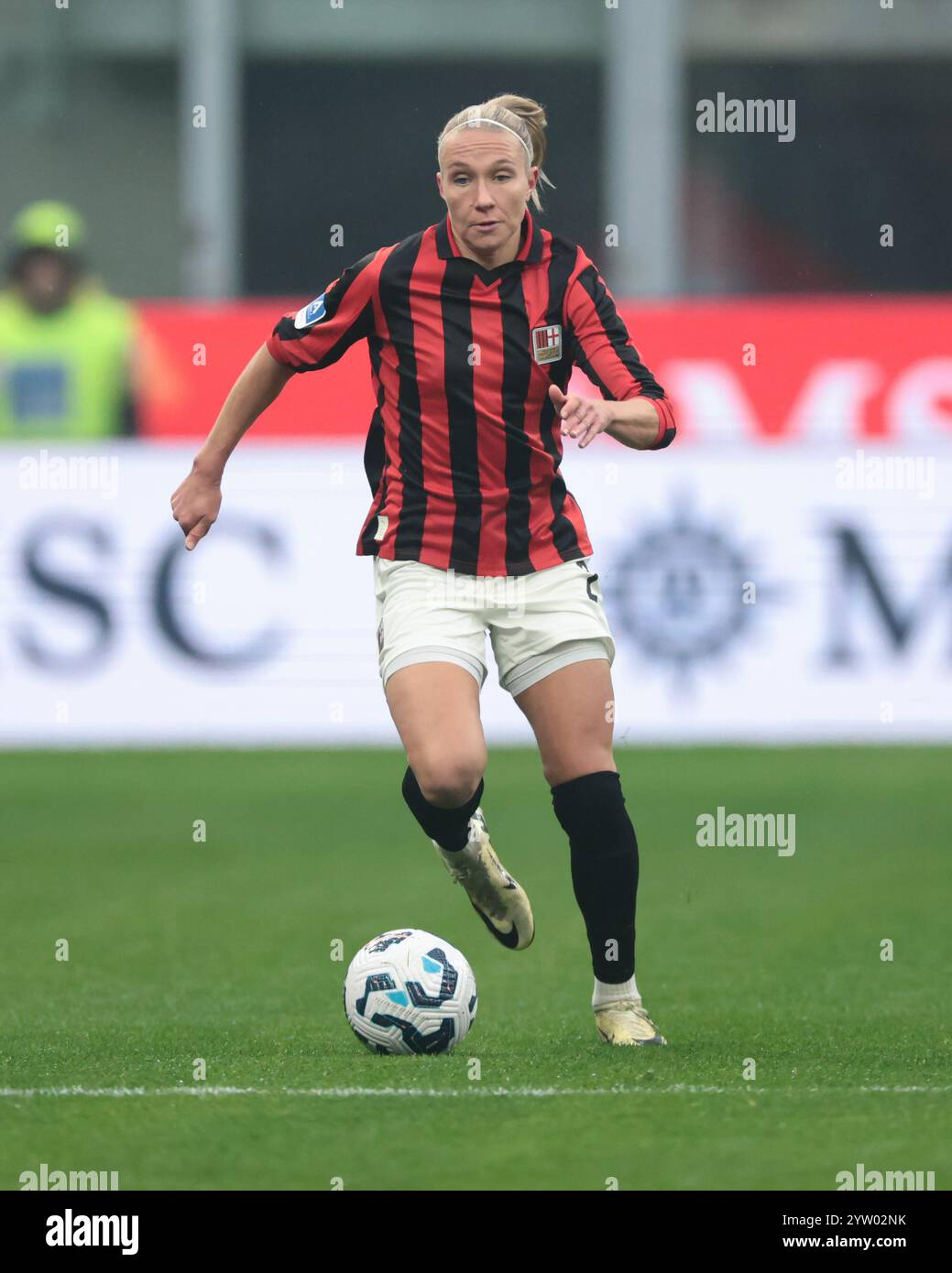 Mailand, Italien. Dezember 2024. Emma Koivisto vom AC Milan während des Serie A Femminile Matches im Stadio Giuseppe Meazza, Mailand. Der Bildnachweis sollte lauten: Jonathan Moscrop/Sportimage Credit: Sportimage Ltd/Alamy Live News Stockfoto