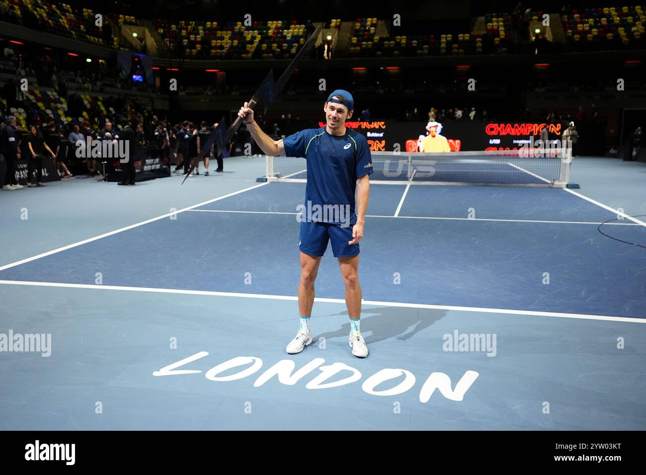 Der Australier Alex de Minaur feiert nach dem Gewinn des Grand Final der UTS London 2024 in der Copper Box Arena in London. Bilddatum: Sonntag, 8. Dezember 2024. Stockfoto