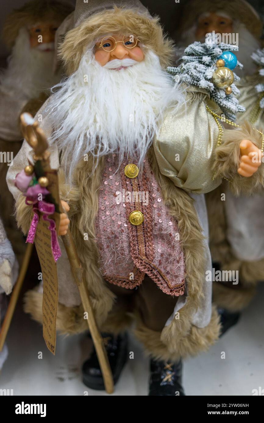 Der Weihnachtsmann nimmt die Figuren aus nächster Nähe Stockfoto