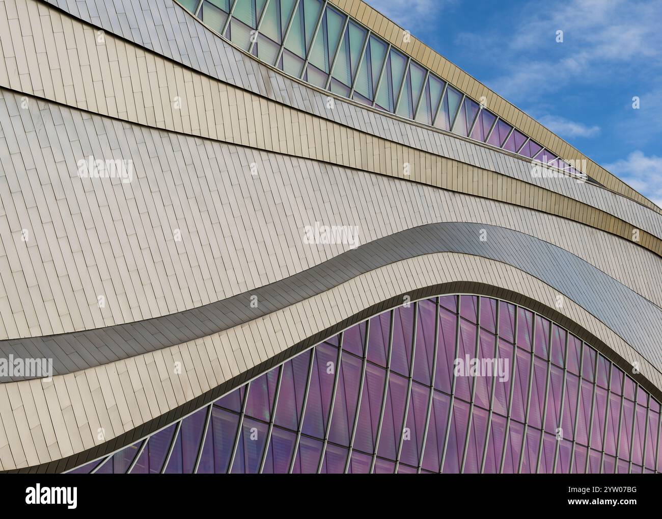 Abstrakte Ansicht des geschwungenen Äußeren des moderRogers Place, Heimstadion der Oilers, im Zentrum von Edmonton, Alberta Stockfoto