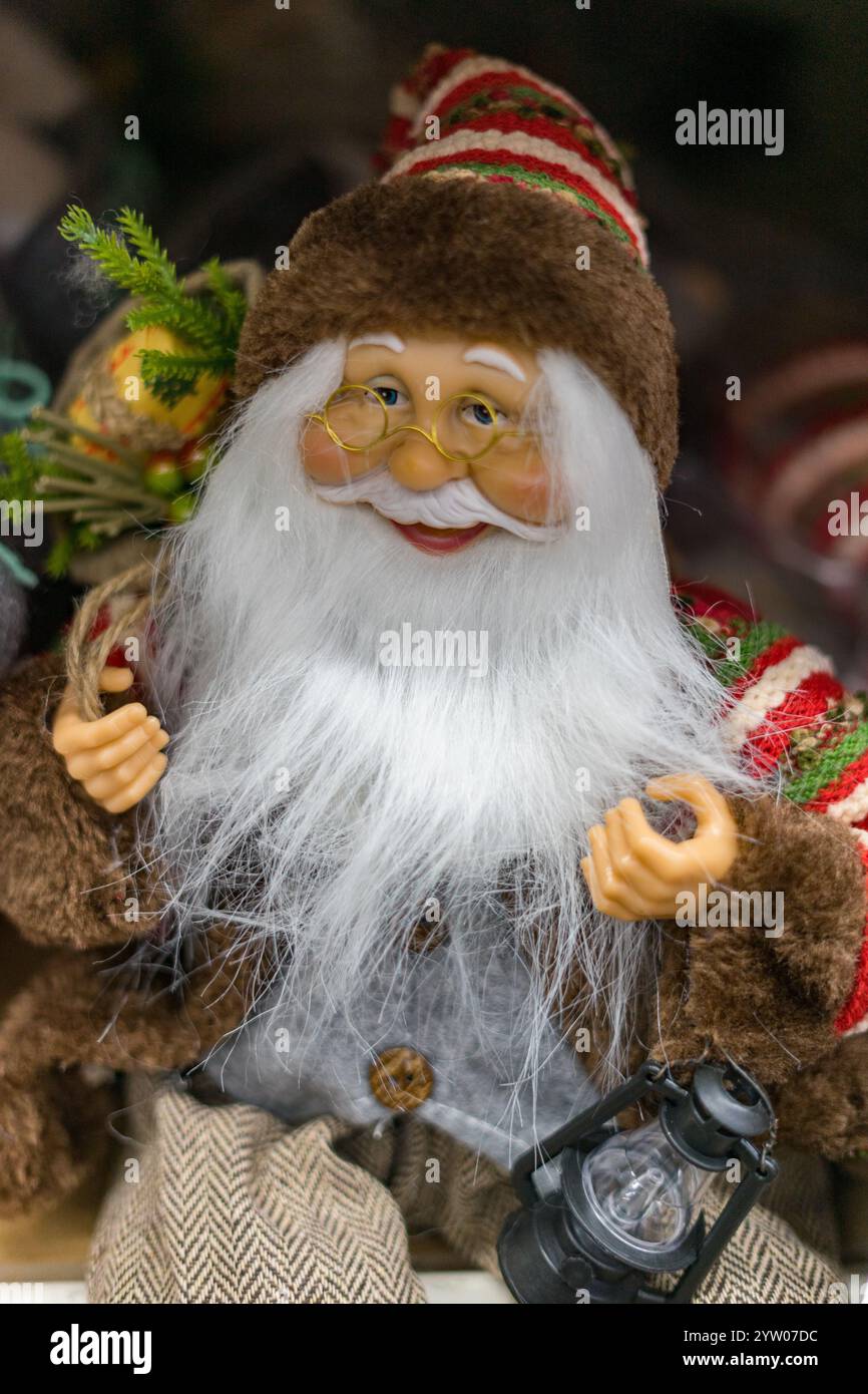 Der Weihnachtsmann nimmt die Figuren aus nächster Nähe Stockfoto