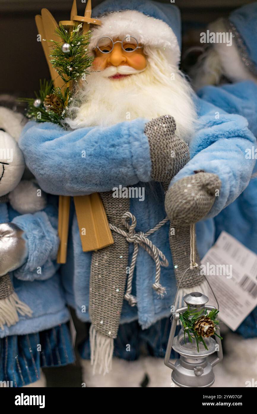 Der Weihnachtsmann nimmt die Figuren aus nächster Nähe Stockfoto