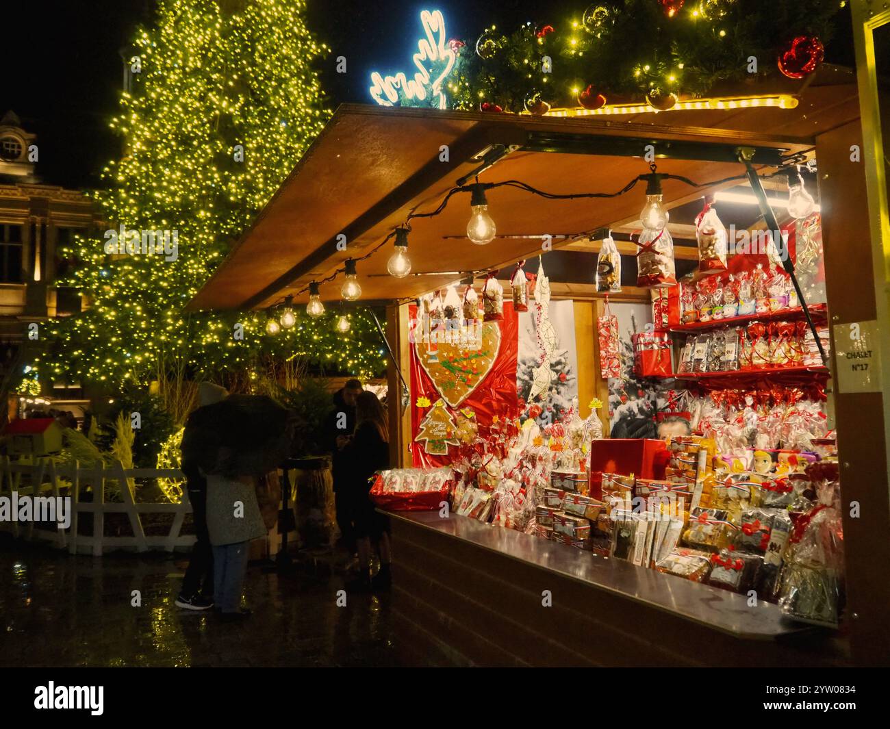 Funkelnde Lichter und festlicher Beifall auf einem französischen Weihnachtsmarkt Stockfoto