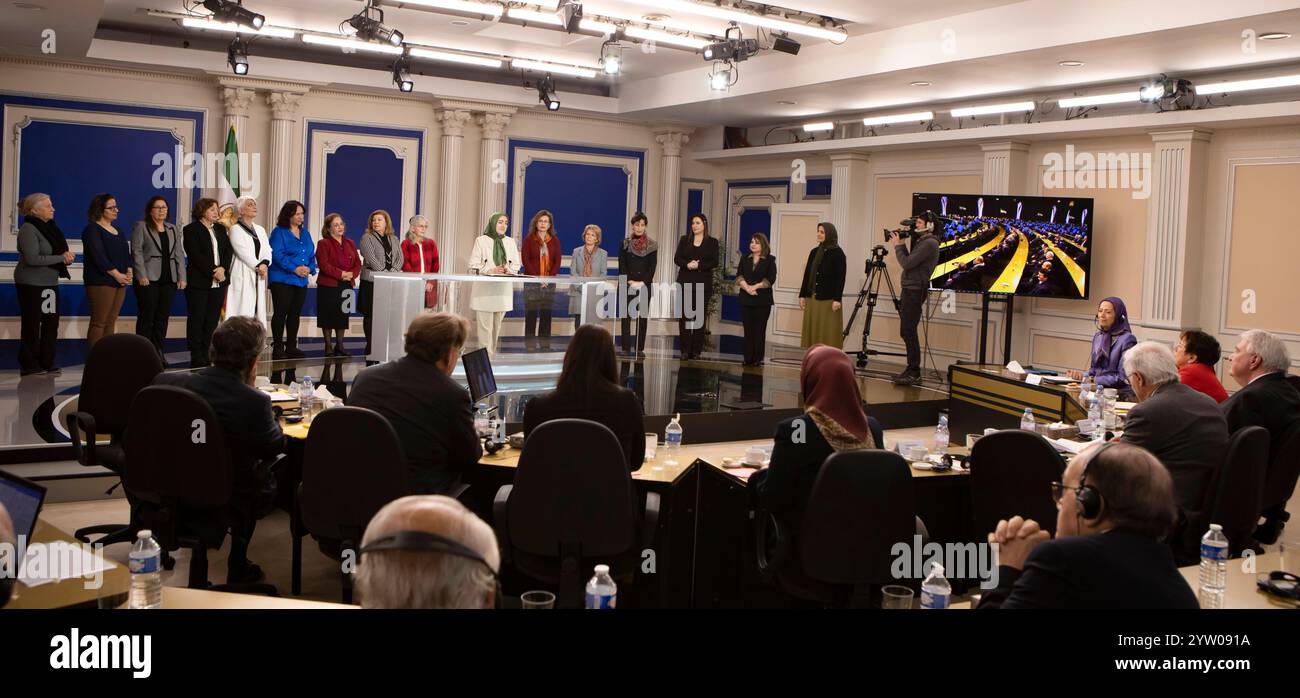 Zolal Habibi, zusammen mit der Delegation iranischer Frauenverbände, spricht auf der Konferenz. Auf der Konferenz nördlich von Paris anlässlich des Menschenrechtstags unter dem Titel „Lösung der Iran-Krise unter Beteiligung der Demokratischen Alternative“ betonten der designierte NCRI-Präsident Maryam Rajavi und renommierte internationale Persönlichkeiten aus Deutschland und Belgien die anhaltenden Menschenrechtsverletzungen im Iran, die Ausbreitung der kriegerischen Auseinandersetzungen im Nahen Osten und den eskalierenden Terrorismus in Europa durch organisierte Kriminalbanden. Sie unterstrichen das Scheitern der EU-Politik gegenüber dem Iran und die Notwendigkeit, sich der Th anzuschließen Stockfoto