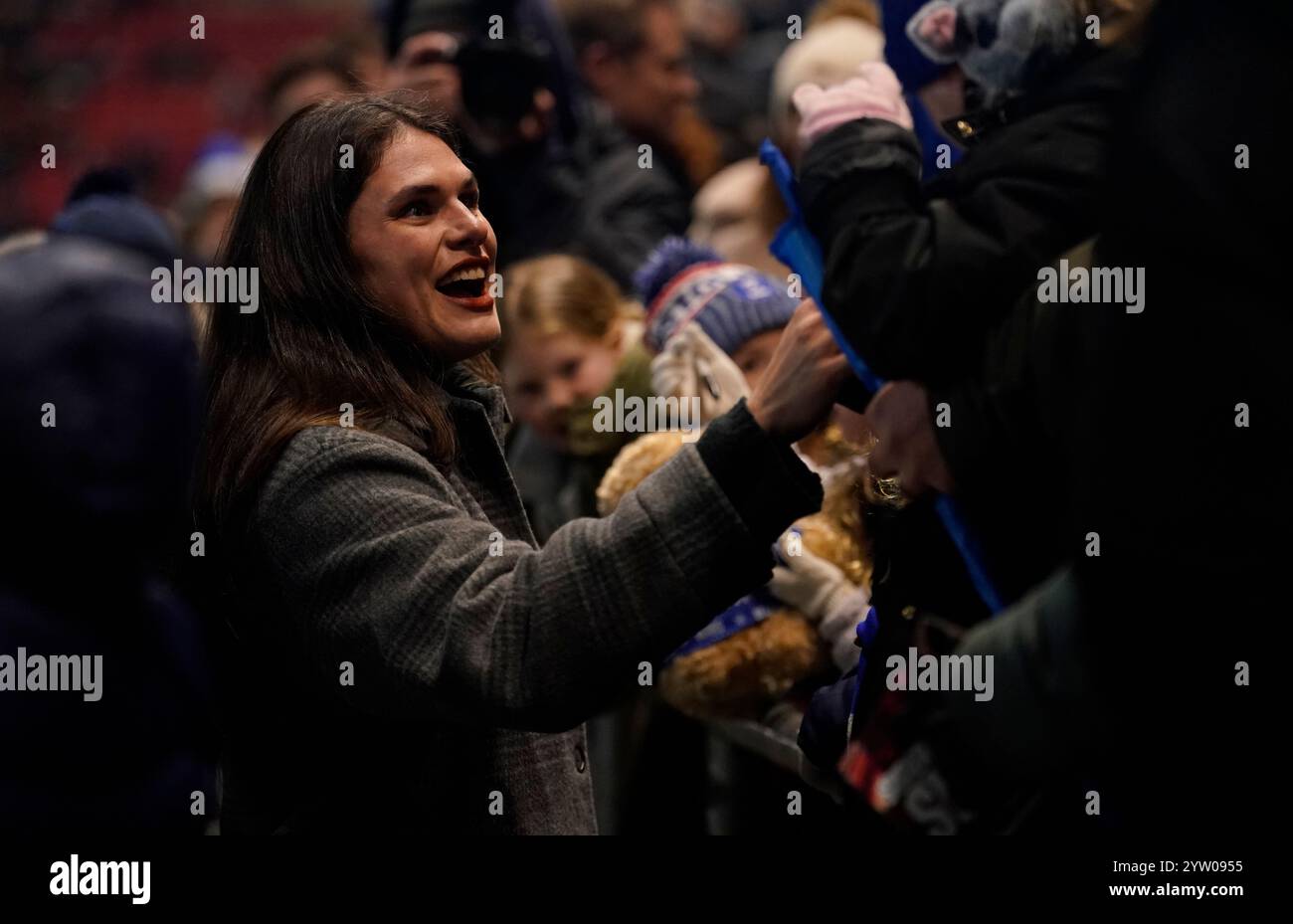 Bristol Bears’ Ilona Maher trifft auf Fans in der Tribüne während des Investec Champions Cup Matches in Ashton Gate, Bristol. Bilddatum: Sonntag, 8. Dezember 2024. Stockfoto