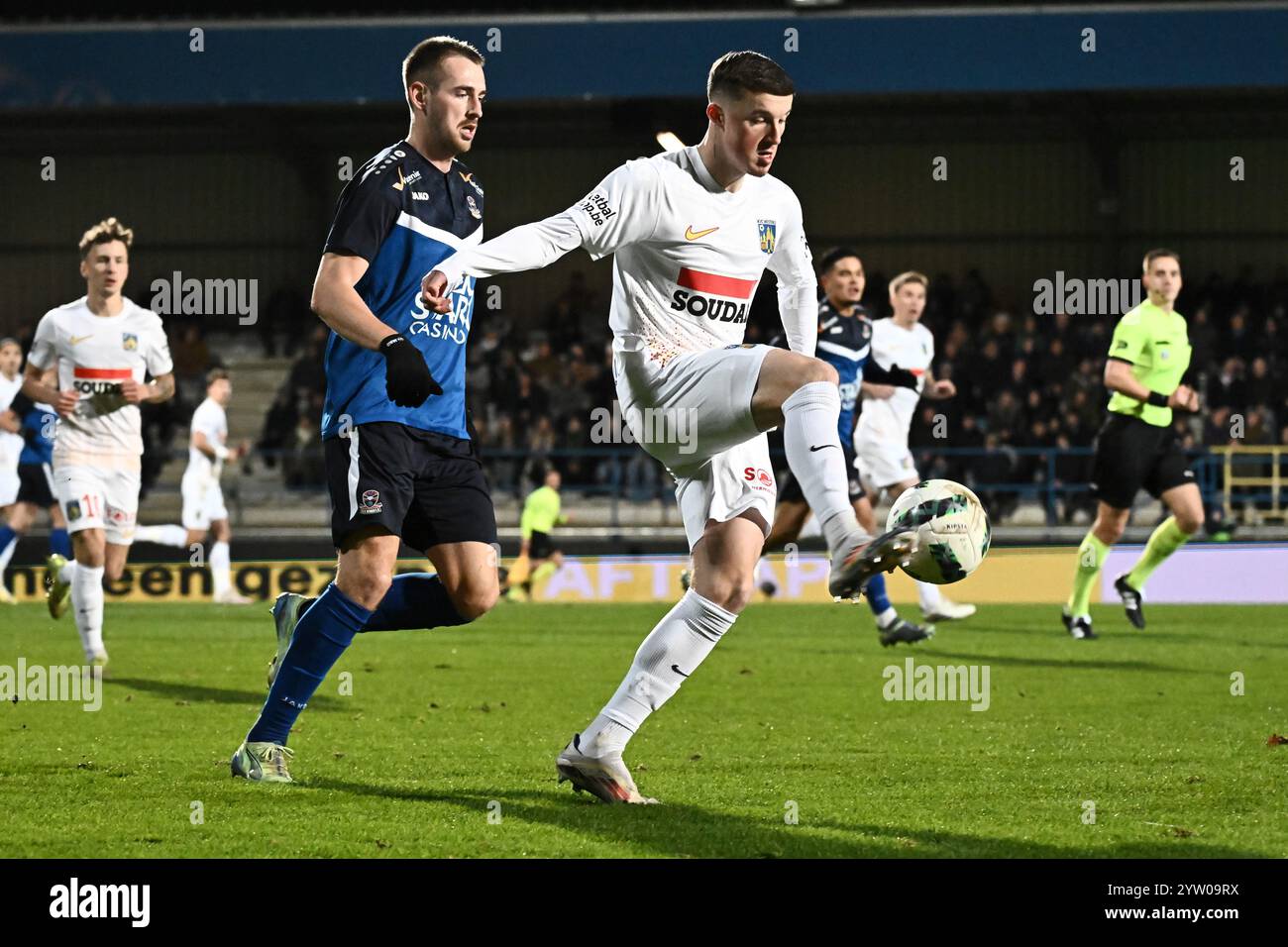 Denderleeuw, Belgien. Dezember 2024. Dender's Roman Kvet und Westerlos Alfie Devine kämpfen um den Ball während eines Fußballspiels zwischen FCV Dender EH und KVC Westerlo am Sonntag, den 08. Dezember 2024 in Denderleeuw, am 17. Tag der Saison 2024-2025 der ersten Liga der „Jupiler Pro League“ der belgischen Meisterschaft. BELGA PHOTO MAARTEN STRAETEMANS Credit: Belga News Agency/Alamy Live News Stockfoto