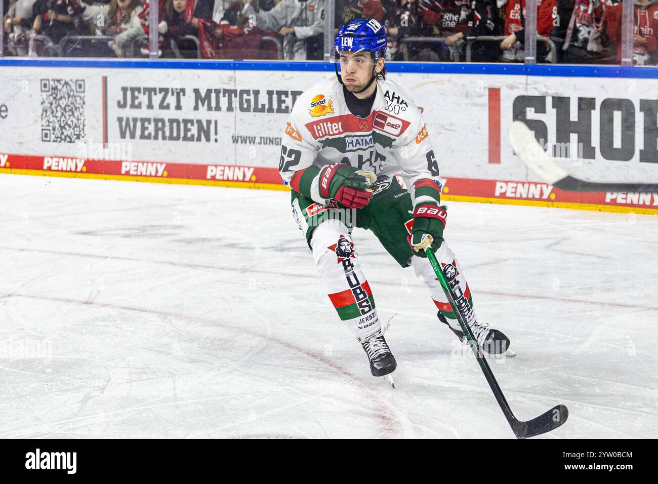 Thomas Schemitsch (Augsburger Panther, #62) Koelner Haie (KEC) vs. Augsburger Panther (AEV), Eishockey, Penny DEL, 24. Spieltag, 2024/2025, 08.12.2024 Foto: Eibner-Pressefoto/G. Wingender Stockfoto