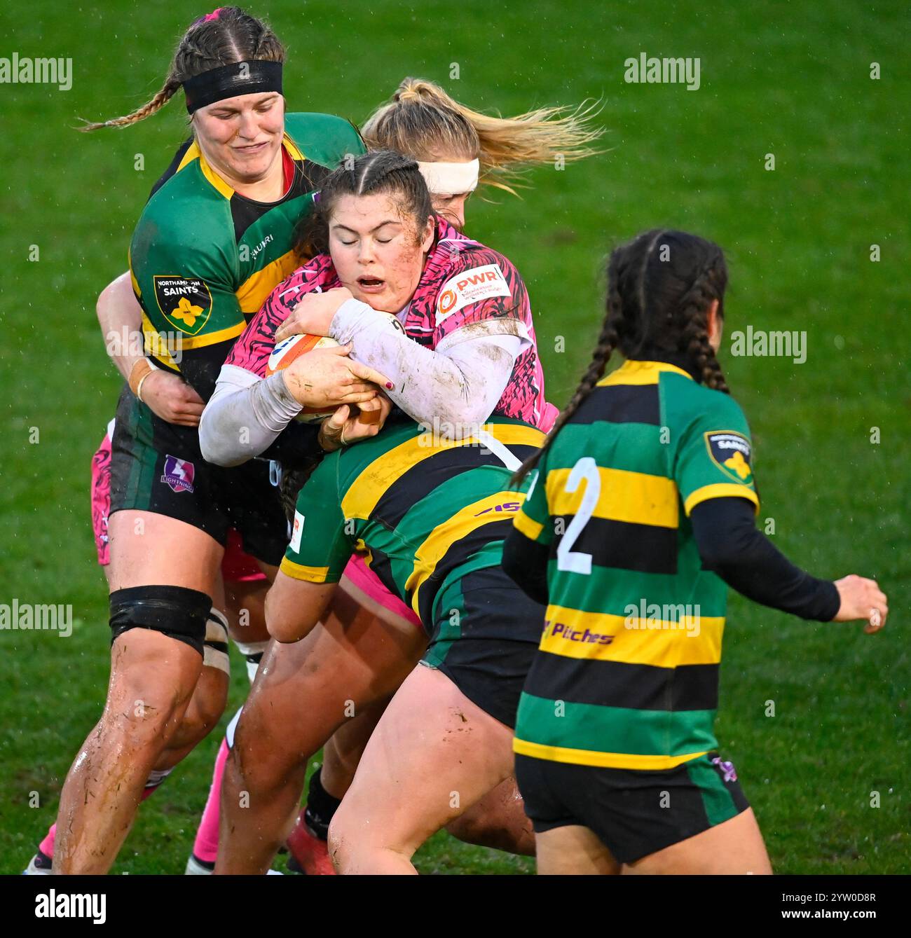 NORTHAMPTON, ENGLAND - 8. Dezember: Maud Muir aus Gloucester-Hartpury mit Händen am Ball während des Spiels zwischen Loughborough Lightning und Gloucester-Hartpury im Cinch Stadium Franklin's Gardens. Northampton Großbritannien. Quelle: PATRICK ANTHONISZ/Alamy Live News Stockfoto