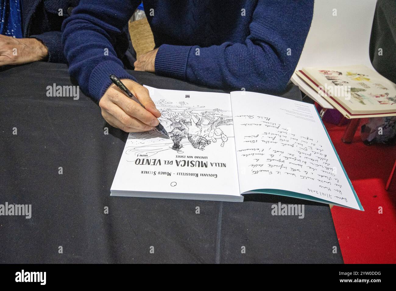 Der Illustrator Giovanni Robustelli zeichnet am Stand des Cong-Verlags in „Più Libri Più Liberi“ 2024, Rom, Italien Stockfoto
