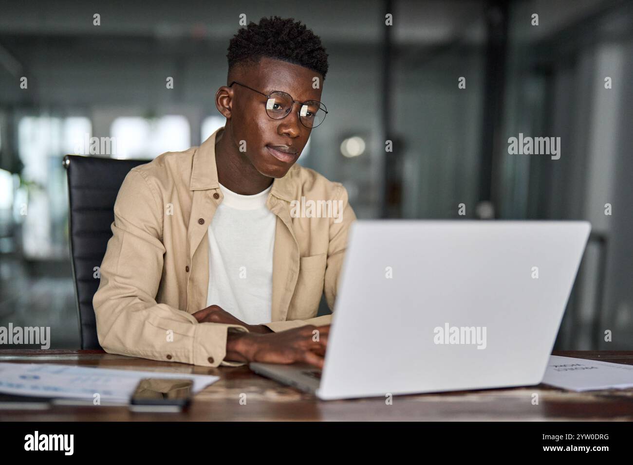 Beschäftigter afrikanischer schwarzer Geschäftsmann oder Student, der Laptop benutzt. Stockfoto
