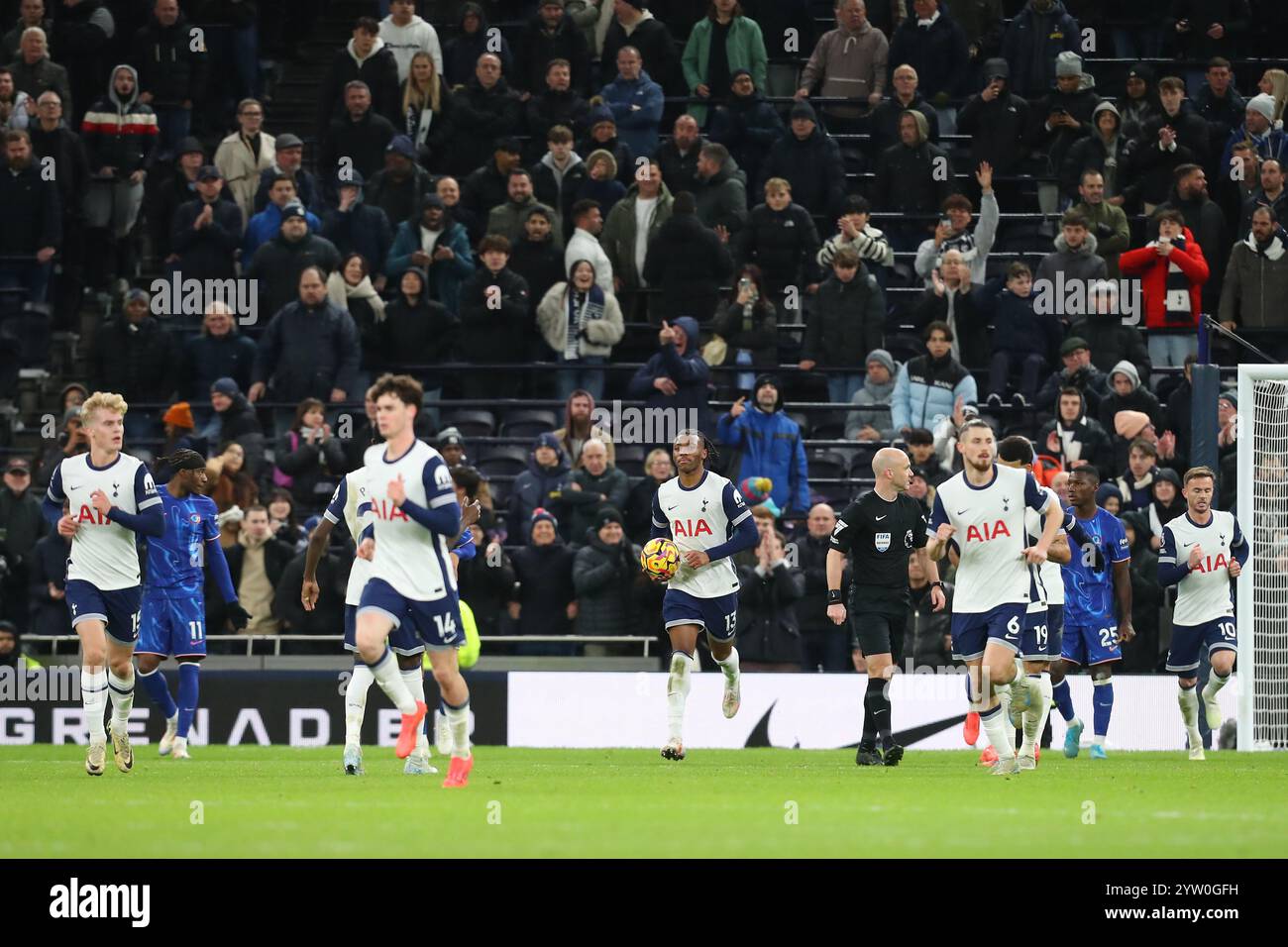 Tottenham Hotspur Stadium, London, Großbritannien. Dezember 2024. Premier League Football, Tottenham Hotspur gegen Chelsea; die Spieler von Tottenham Hotspur kehren schnell in ihre eigene Hälfte zurück, nachdem Son Heung-Min sein Tor in der 90. 6. Minute mit 3:4 erzielte. Beschreibung: Action Plus Sports/Alamy Live News Stockfoto