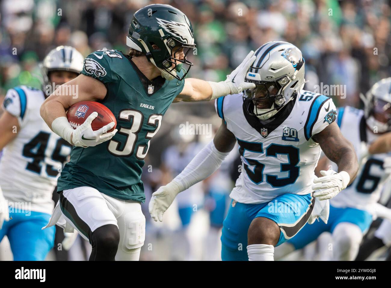 Philadelphia, Usa. Dezember 2024. Philadelphia Eagles Cornerback Cooper DeJean (33) entzieht sich dem Carolina Panthers Linebacker Claudin Cherelus (53) während der ersten Hälfte der NFL-Aktion im Lincoln Financial Field in Philadelphia am Sonntag, den 8. Dezember 2024. Quelle: UPI/Alamy Live News Stockfoto