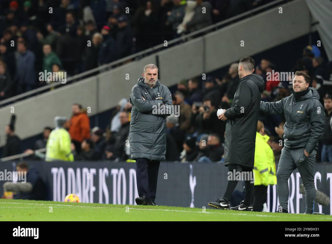 Tottenham Hotspur Stadium, London, Großbritannien. Dezember 2024. Premier League Football, Tottenham Hotspur gegen Chelsea; Tottenham Hotspur Manager Ange Postecoglou Credit: Action Plus Sports/Alamy Live News Stockfoto