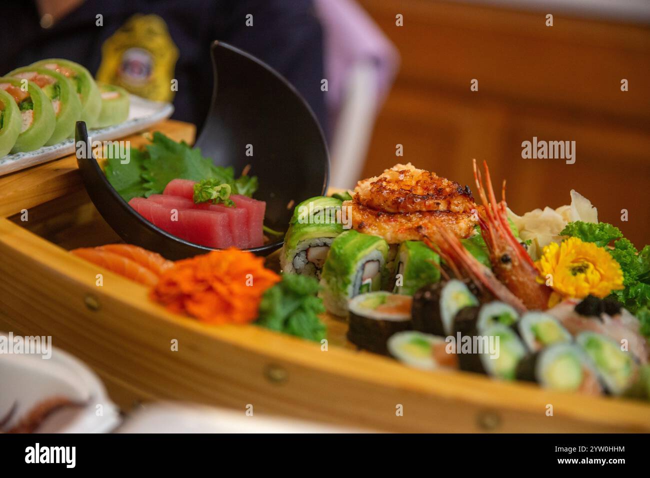 Sushi, Sashimi und Rollen in einem Boot für eine Party Stockfoto