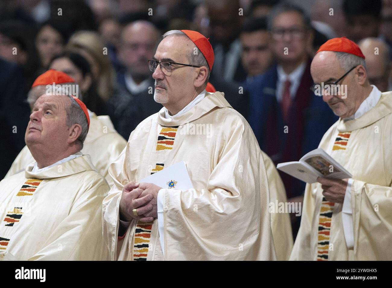 Vatikan, Vatikan. Dezember 2024. **NO LIBRI** Italien, Rom, Vatikan, 2024/12/8. Kardinal Pierbattista Pizzaballa (C) während einer Messe mit den neuen Kardinälen in der Petersbasilika im Vatikan. Foto von ALESSIA GIULIANI /Catholic Press Photo Credit: Independent Photo Agency/Alamy Live News Stockfoto