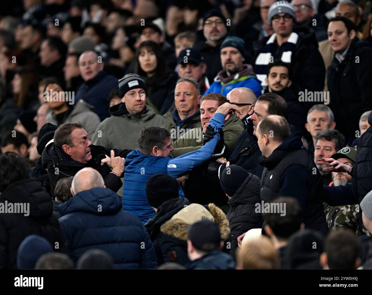 London, Großbritannien. Dezember 2024. Beim Spiel der Tottenham Hotspur V Chelsea Barclays Premier League im Londoner Tottenham Hotspur Stadium bricht ein Gefecht unter den Fans aus. Dieses Bild ist NUR für REDAKTIONELLE ZWECKE bestimmt. Für jede andere Verwendung ist eine Lizenz von Football DataCo erforderlich. Quelle: MARTIN DALTON/Alamy Live News Stockfoto