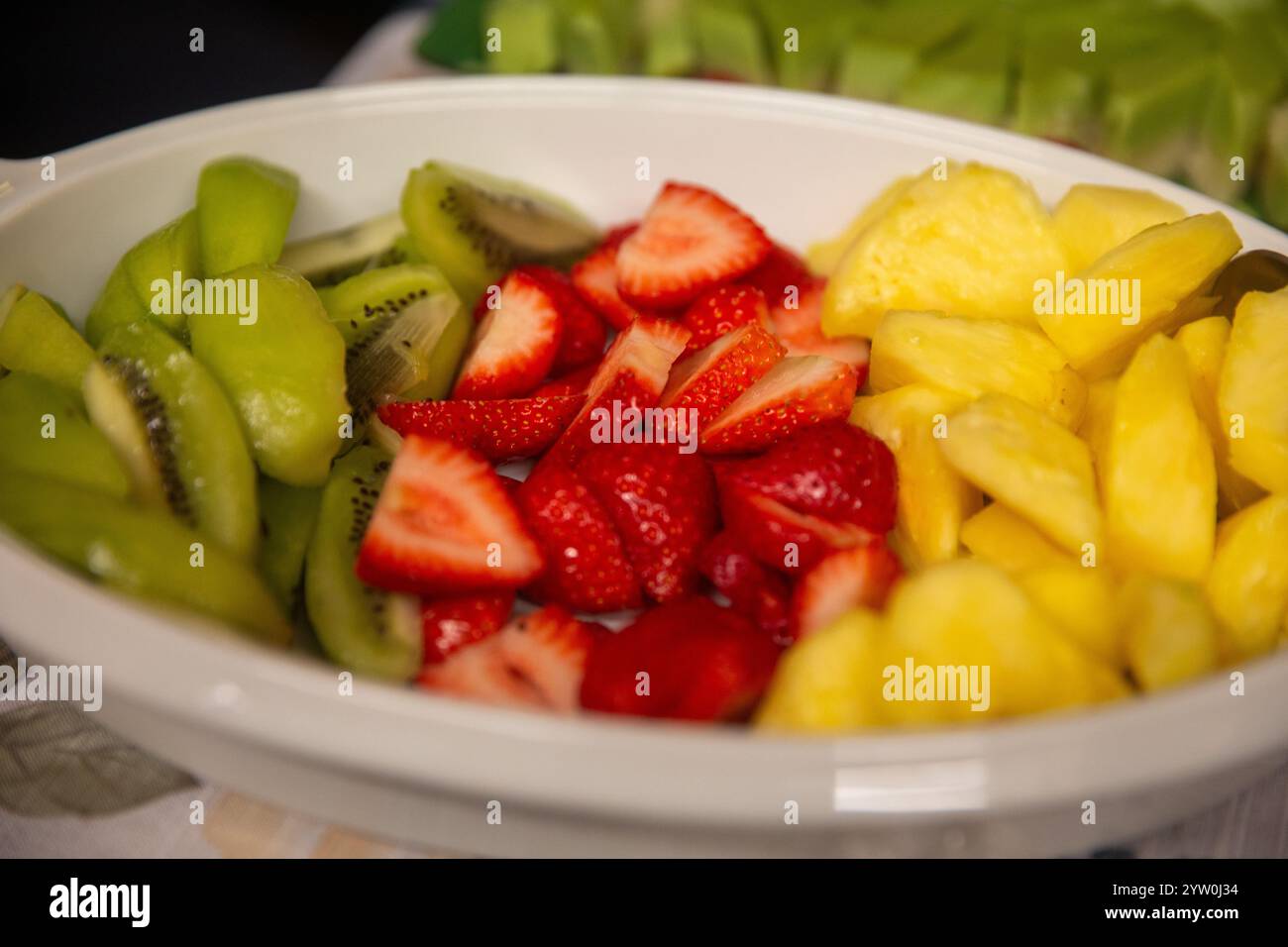 Mischung aus frischem Obst als Beilage für Joghurt oder Obstsalat Stockfoto