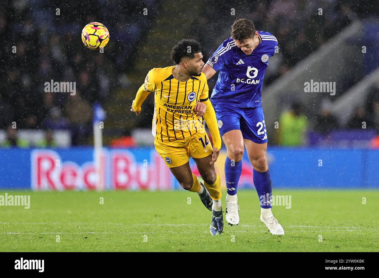 Leicester, Großbritannien. Dezember 2024. Jannik Vestergaard aus Leicester City führt den Ball unter Druck von Georginio Rutter aus Brighton & Hove Albion während des Premier League-Fußballspiels zwischen Leicester City und Brighton & Hove Albion im King Power Stadium in Leicester, England. (James Holyoak/SPP) Credit: SPP Sport Press Photo. /Alamy Live News Credit: SPP Sport Press Photo. /Alamy Live News Stockfoto