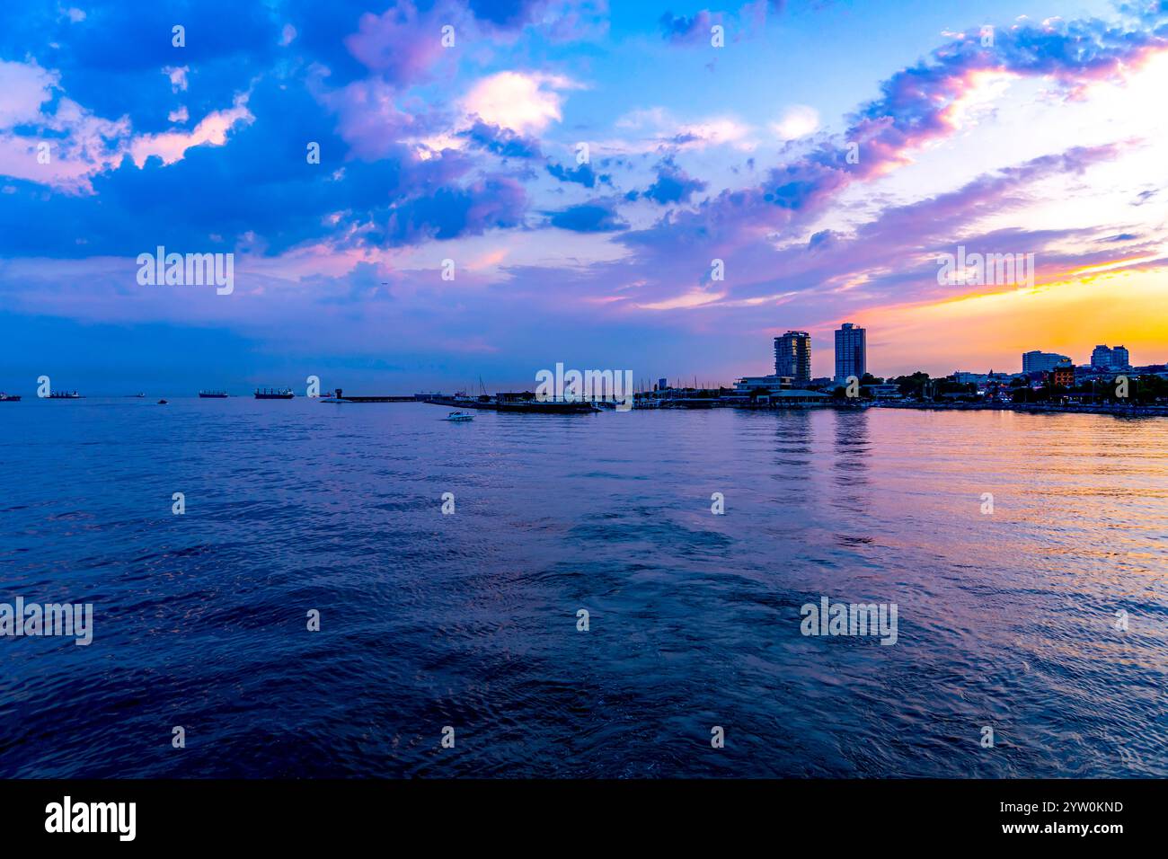 Coucher de soleil Spectaculaire à Istanbul, avec des nuages colorés, des reflets vibrants sur la mer et une vue urbaine en arrière-Plan Stockfoto