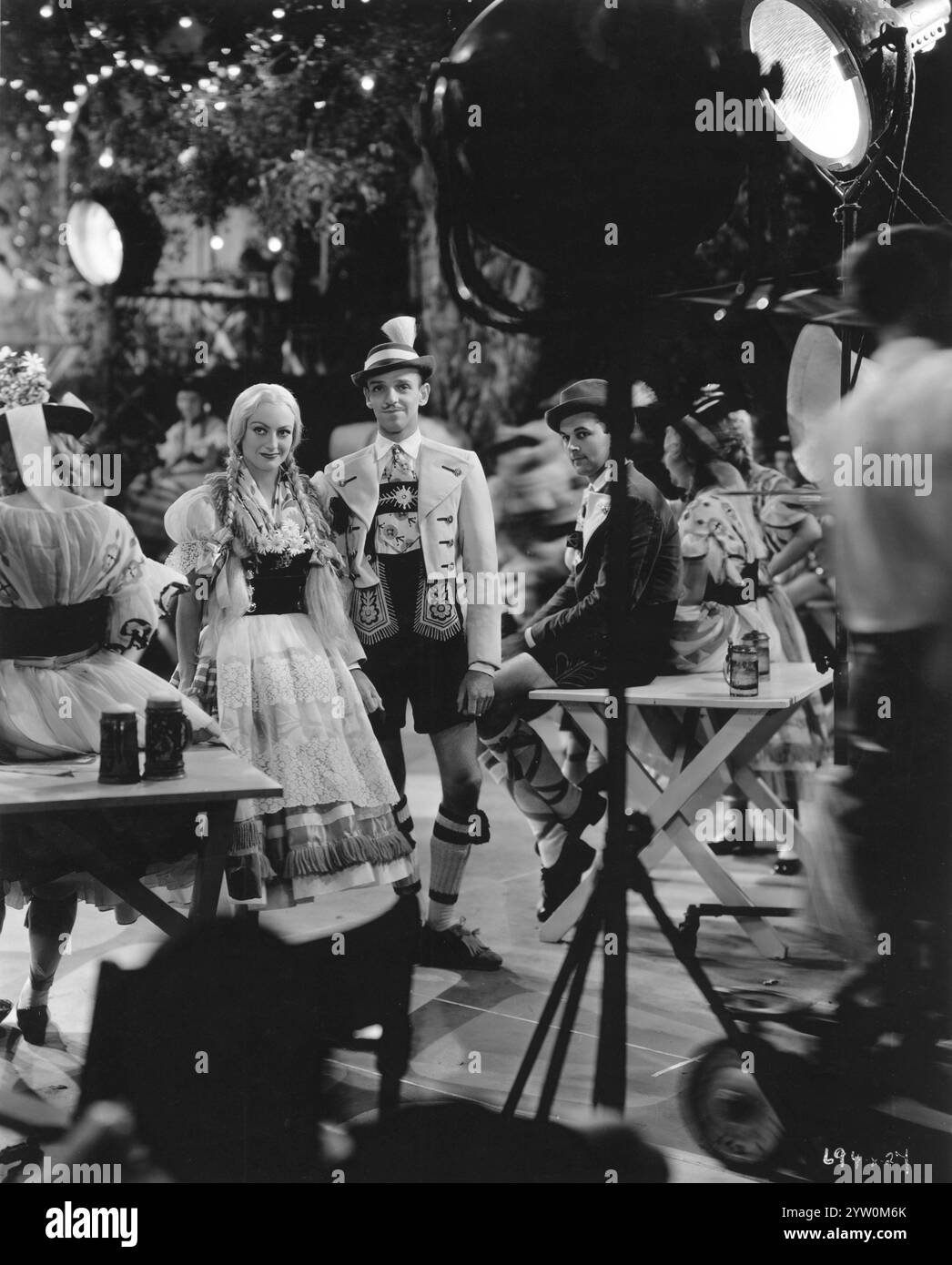 JOAN CRAWFORD und FRED ASTAIRE warten auf die Kamera, um eine bayerische Tanznummer für DANCING LADY 1933 Regisseur ROBERT z. LEONARD Metro Goldwyn Mayer einzuschalten Stockfoto