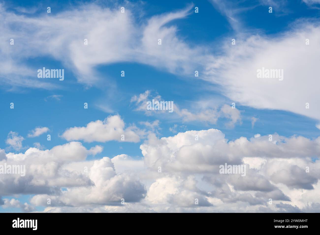 weiße Wolken vor blauem Himmel Stockfoto