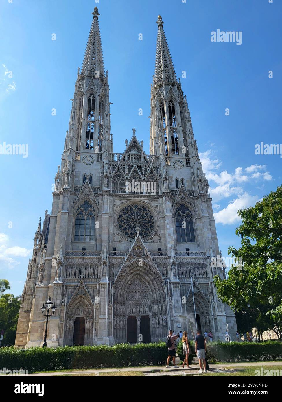 Atemberaubende Gotische Kathedrale Votivkirche Überragt Vor Dem Klaren Blauen Himmel - Smartphone-aufgenommenes Stockfoto