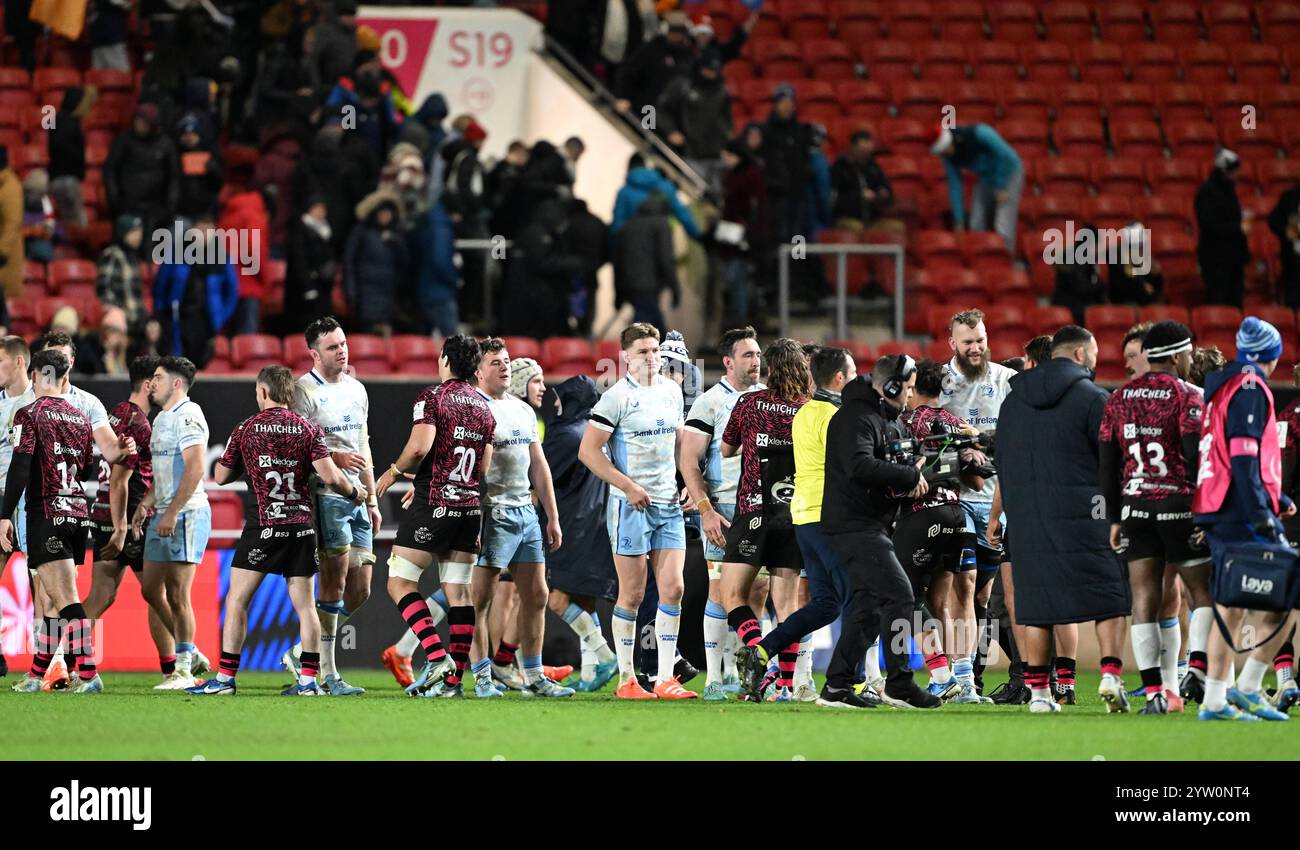 K8. Dezember 2024; Ashton Gate, Bristol, England; Investec Champions Cup Rugby, Bristol Bears gegen Leinster; Spieler schütteln sich nach dem Spiel die Hand, Leinster gewann 12-35 Stockfoto