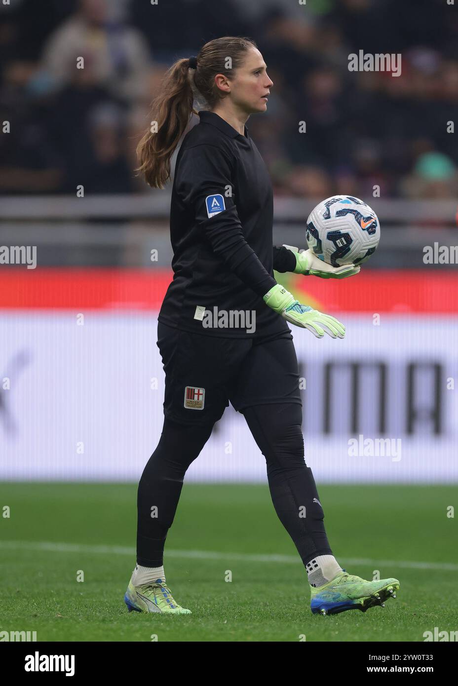 Mailand, Italien. Dezember 2024. Laura Giuliani vom AC Milan reagiert während des Serie A Femminile Matches im Stadio Giuseppe Meazza, Mailand. Der Bildnachweis sollte lauten: Jonathan Moscrop/Sportimage Credit: Sportimage Ltd/Alamy Live News Stockfoto