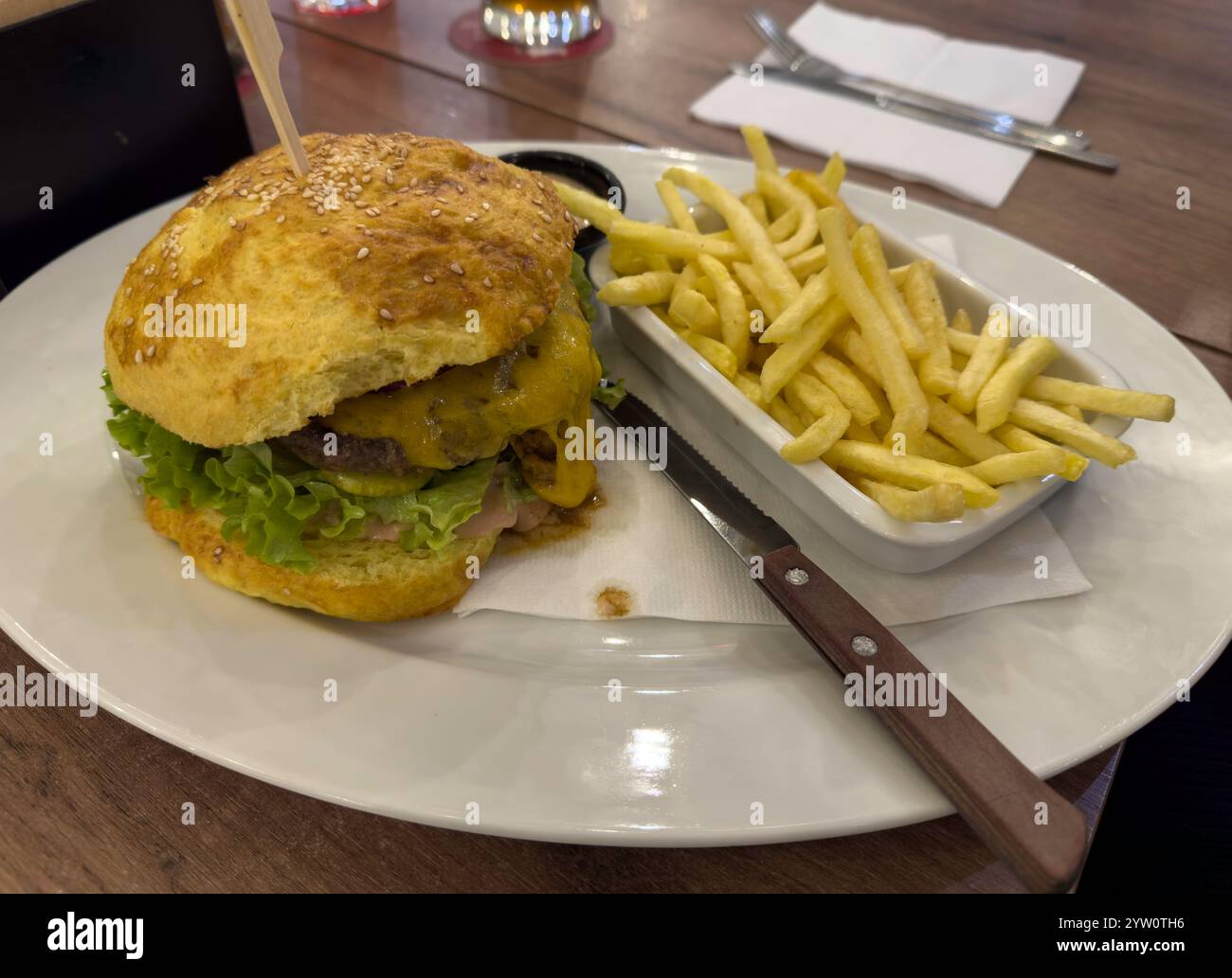 Hausgemachter Cheeseburger mit Salat und Pommes frites Stockfoto