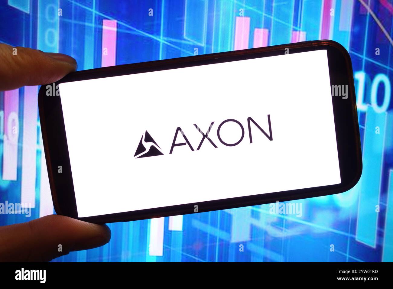 In dieser Abbildung wird das Firmenlogo von Axon Enterprise auf einem Smartphone-Bildschirm angezeigt. Stockfoto