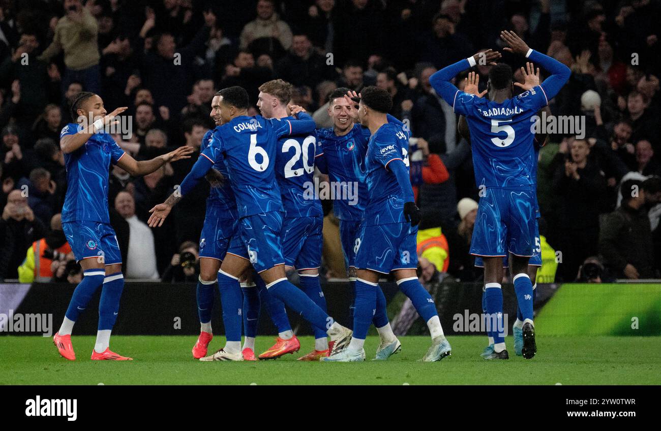 London, Großbritannien. Dezember 2024. Chelsea-Spieler feiern ihren Sieg über Tottenham Hotspur. Premier League-Spiel Tottenham Hotspur gegen Chelsea im Tottenham Hotspur Stadium in London am Sonntag, den 8. Dezember 2024. Dieses Bild darf nur für redaktionelle Zwecke verwendet werden. Foto nur für redaktionelle Verwendung von Sandra Mailer/Andrew Orchard Sportfotografie/Alamy Live News Credit: Andrew Orchard Sportfotografie/Alamy Live News Stockfoto