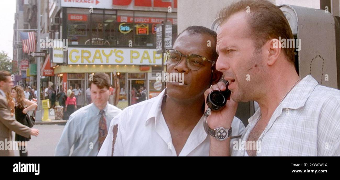 STIRB HARD WITH A RACHE 1995 20th Century Fox Film mit Bruce Willis rechts und Samuel L. Jackson Stockfoto
