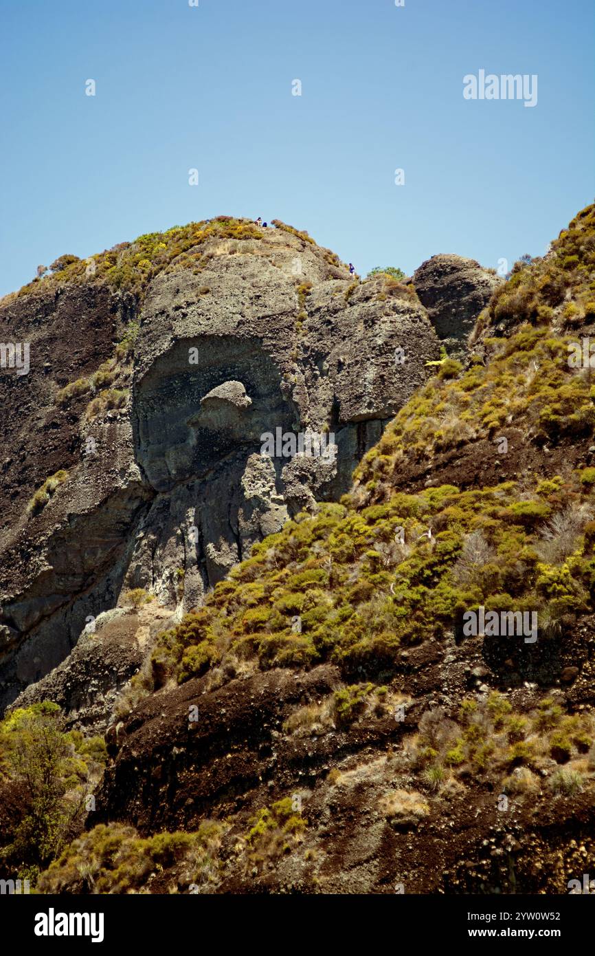 Kletterer am Whangaroa Harbour Dukes Heads Summit auf dem Wasser von Lanes Cove aus Stockfoto