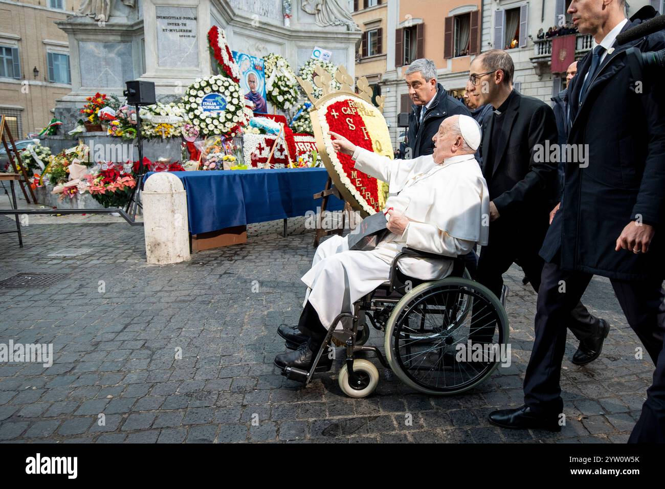 Rom, Italien. Dezember 2024. Papst Franziskus verlässt die Piazza di Spagna in Rom am Ende des traditionellen Aktes der Verehrung der Heiligen Jungfrau Maria vor der Statue der Unbefleckten Empfängnis auf der Piazza di Spagna in Rom. (Foto: Stefano Costantino/SOPA Images/SIPA USA) Credit: SIPA USA/Alamy Live News Stockfoto