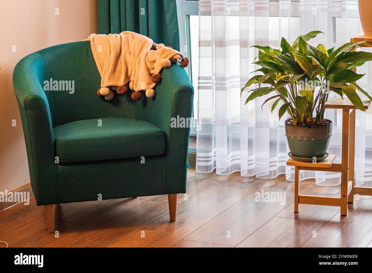 Nahaufnahme der gemütlichen Ecke im Apartment mit komfortablem Sessel Stockfoto