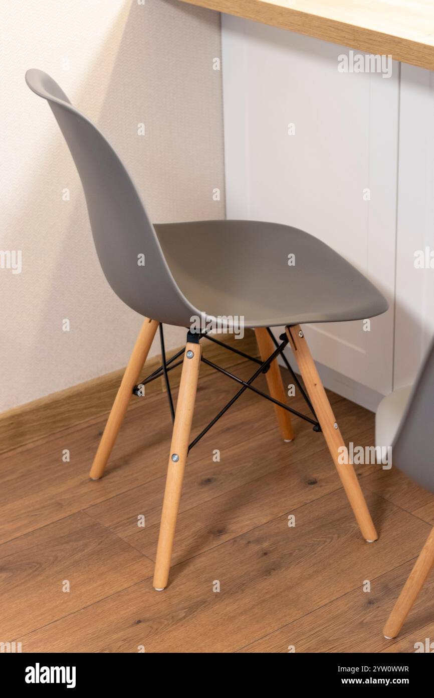 Ergonomischer, moderner, stilvoller Stuhl im modernen Apartment Stockfoto