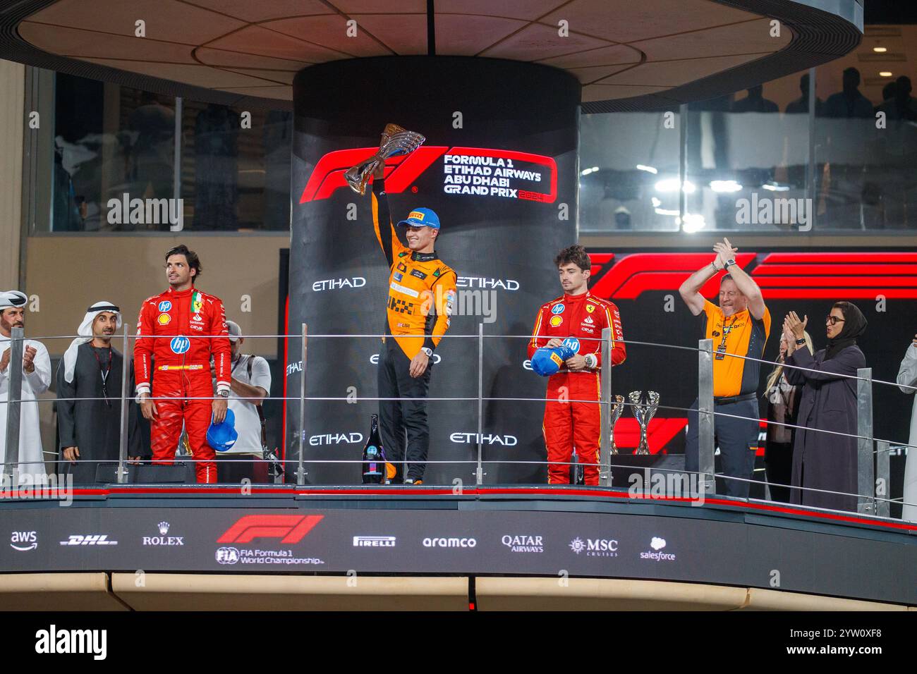 Yas Marina, Abu Dhabi. Dezember 2024. SIEGERPODEST; von L bis R Carlos Sainz Jr. (ESP) - Scuderia Ferrari - Ferrari SF-24 - Ferrari, Lando Norris (GBR) - McLaren Formel 1 Team - McLaren MCL38 - Mercedes Charles Leclerc (MON) - Scuderia Ferrari - Ferrari SF-24 - Ferrar Zak Brown (USA) - CEO McLaren Racing am Renntag, Sonntag DES 1 Dezember 6-8, 2024 Marco Alsias de Dhabi, Sonntag von Abu Dhabi, Grand Prix Airways, Abu Dhabi, Abu Dhabi Airways, Abu Dhabi, Abu Dhabi, Abu Dhabi, Abu Dhabi, Abu Dhabi, Abu Dhabi, Abu Dhabi, Abu Dhabi, Abu Dhabi, Abu Dhabi, 1. Dezember 2024 Stockfoto