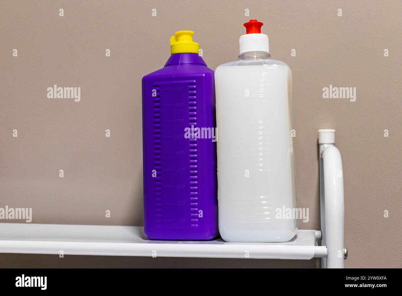 Schuss der Plastikflaschen mit Waschflüssigkeiten auf dem Regal Stockfoto