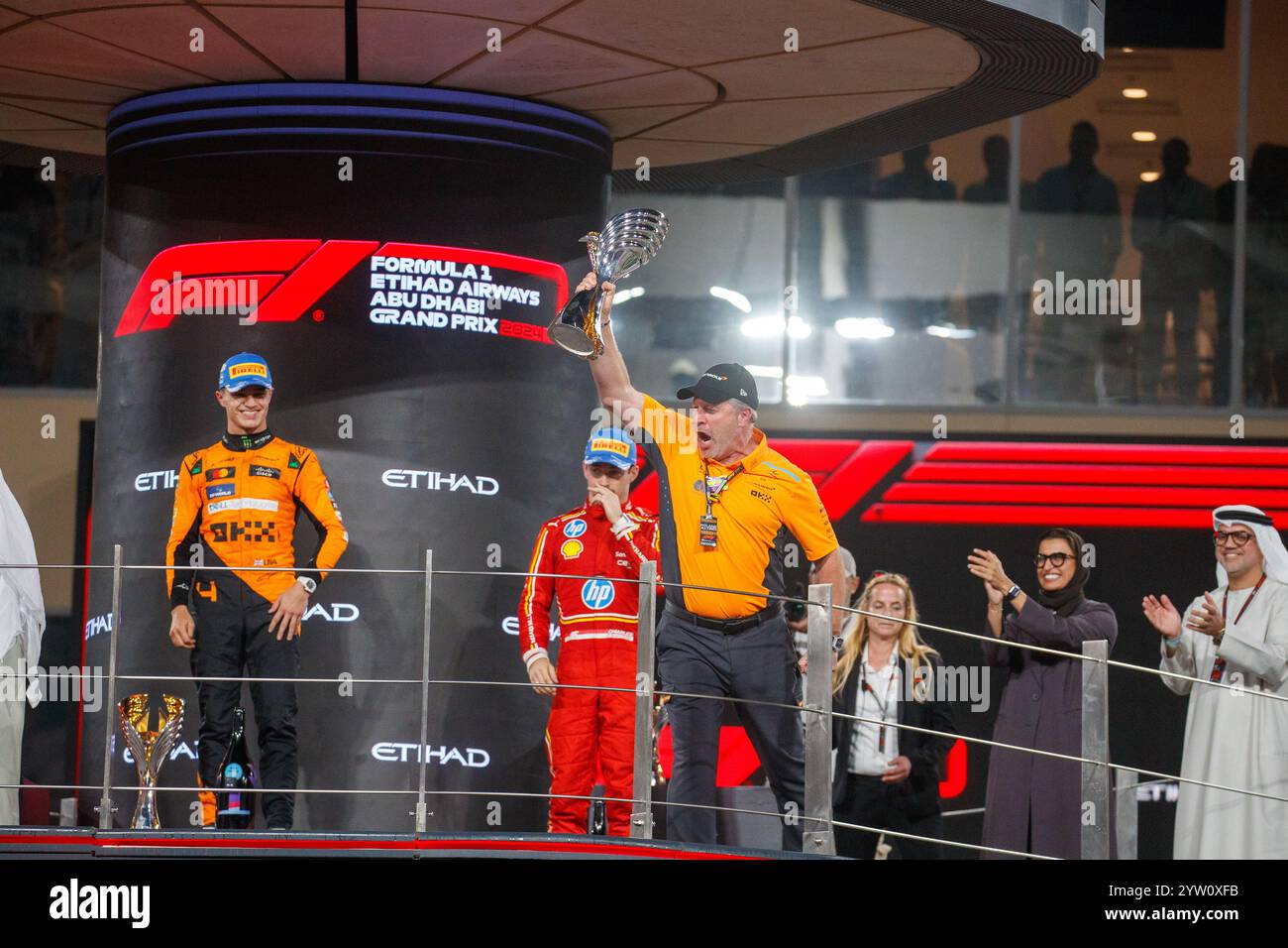 Yas Marina, Abu Dhabi. Dezember 2024. SIEGERPODEST; von L bis R Carlos Sainz Jr. (ESP) - Scuderia Ferrari - Ferrari SF-24 - Ferrari, Lando Norris (GBR) - McLaren Formel 1 Team - McLaren MCL38 - Mercedes Charles Leclerc (MON) - Scuderia Ferrari - Ferrari SF-24 - Ferrar Zak Brown (USA) - CEO McLaren Racing am Renntag, Sonntag DES 1 Dezember 6-8, 2024 Marco Alsias de Dhabi, Sonntag von Abu Dhabi, Grand Prix Airways, Abu Dhabi, Abu Dhabi Airways, Abu Dhabi, Abu Dhabi, Abu Dhabi, Abu Dhabi, Abu Dhabi, Abu Dhabi, Abu Dhabi, Abu Dhabi, Abu Dhabi, Abu Dhabi, 1. Dezember 2024 Stockfoto