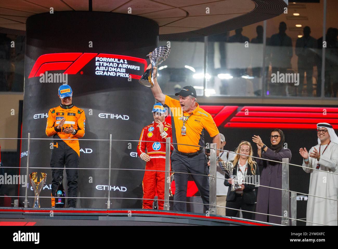 Yas Marina, Abu Dhabi. Dezember 2024. SIEGERPODEST; von L bis R Carlos Sainz Jr. (ESP) - Scuderia Ferrari - Ferrari SF-24 - Ferrari, Lando Norris (GBR) - McLaren Formel 1 Team - McLaren MCL38 - Mercedes Charles Leclerc (MON) - Scuderia Ferrari - Ferrari SF-24 - Ferrar Zak Brown (USA) - CEO McLaren Racing am Renntag, Sonntag DES 1 Dezember 6-8, 2024 Marco Alsias de Dhabi, Sonntag von Abu Dhabi, Grand Prix Airways, Abu Dhabi, Abu Dhabi Airways, Abu Dhabi, Abu Dhabi, Abu Dhabi, Abu Dhabi, Abu Dhabi, Abu Dhabi, Abu Dhabi, Abu Dhabi, Abu Dhabi, Abu Dhabi, 1. Dezember 2024 Stockfoto
